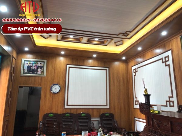 SỬ DỤNG TẤM ỐP TRẦN TUỜNG PVC ĐỂ CẢI TẠO PHÒNG KHÁCH KẾT HỢP GIAN THỜ