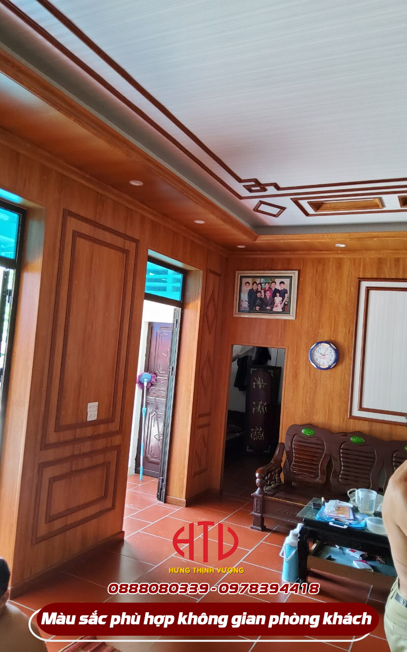 SỬ DỤNG TẤM ỐP TRẦN TUỜNG PVC ĐỂ CẢI TẠO PHÒNG KHÁCH KẾT HỢP GIAN THỜ