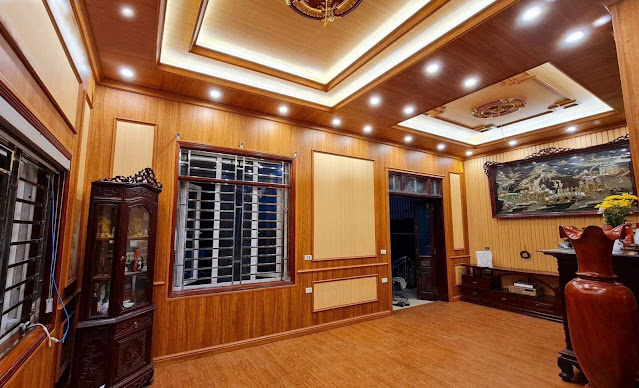Mẫu tấm ốp nhựa PVC chống ẩm mốc và bong tróc cho tường nhà cũ.