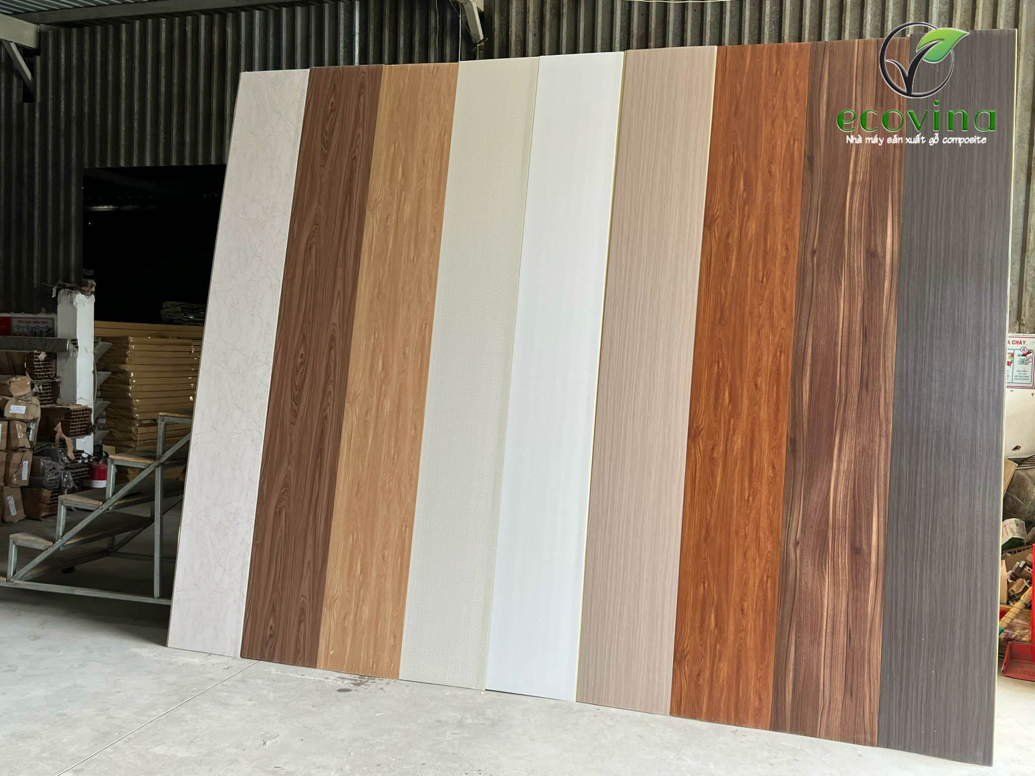 Cấu tạo rỗng ruột và bề mặt vân đá sắc nét của tấm ốp nhựa Nano Hưng Thịnh Vượng.