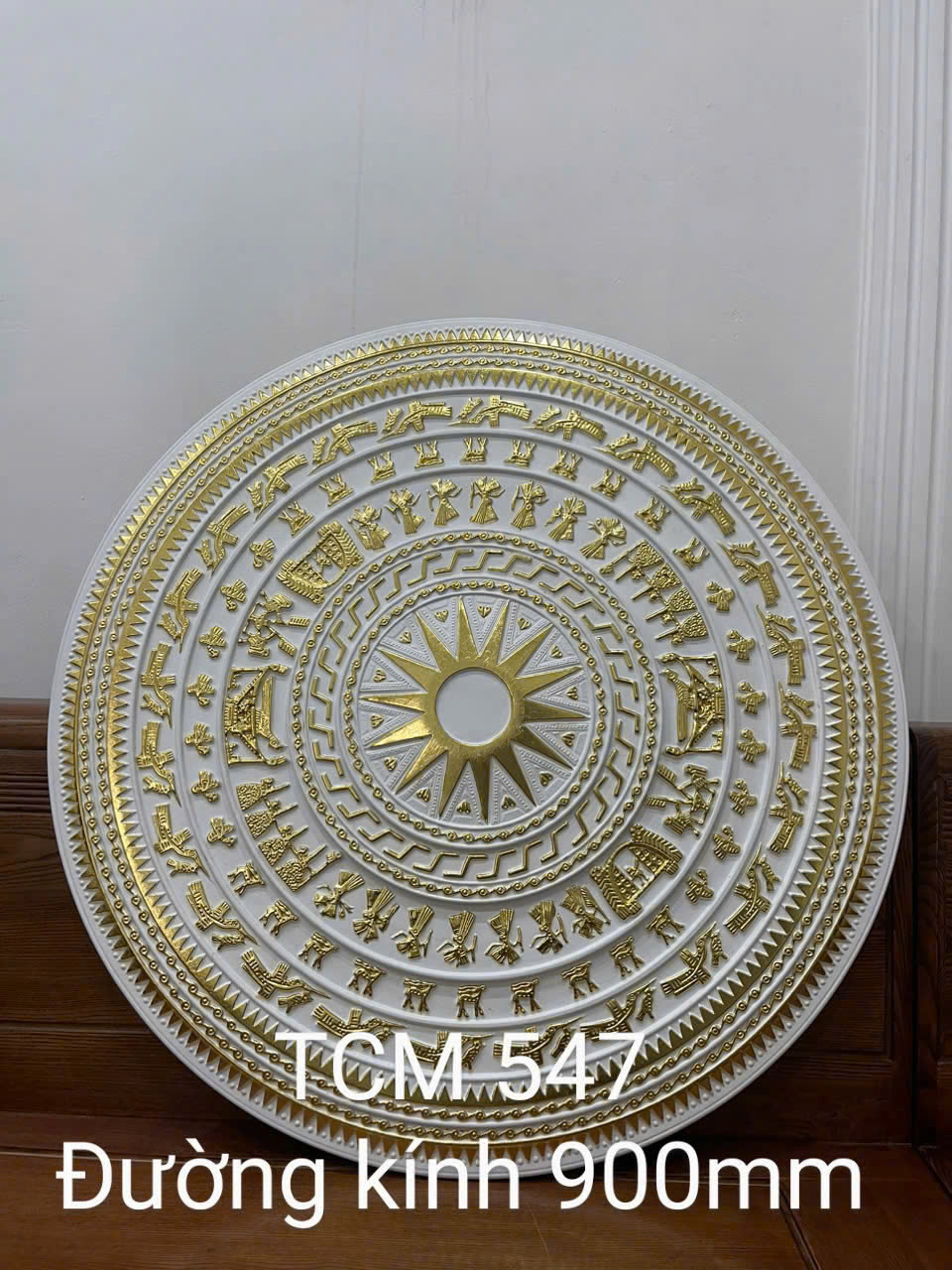 "Mẫu mâm trần nhựa PU cỡ nhỏ mã M7107 đường kính 290mm và M7111 đường kính 295mm nhũ vàng sang trọng làm mâm chân đèn phòng ngủ - Nội Thất Hưng Thịnh Vượng."