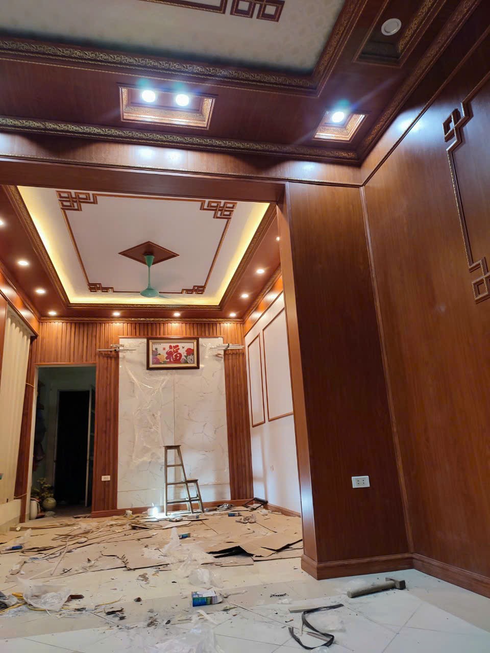 "Thi công ốp tường nhựa PVC, tấm ốp Nano hiện đại cải tạo nhà cũ không cần đập phá của Nội thất Hưng Thịnh Vượng."