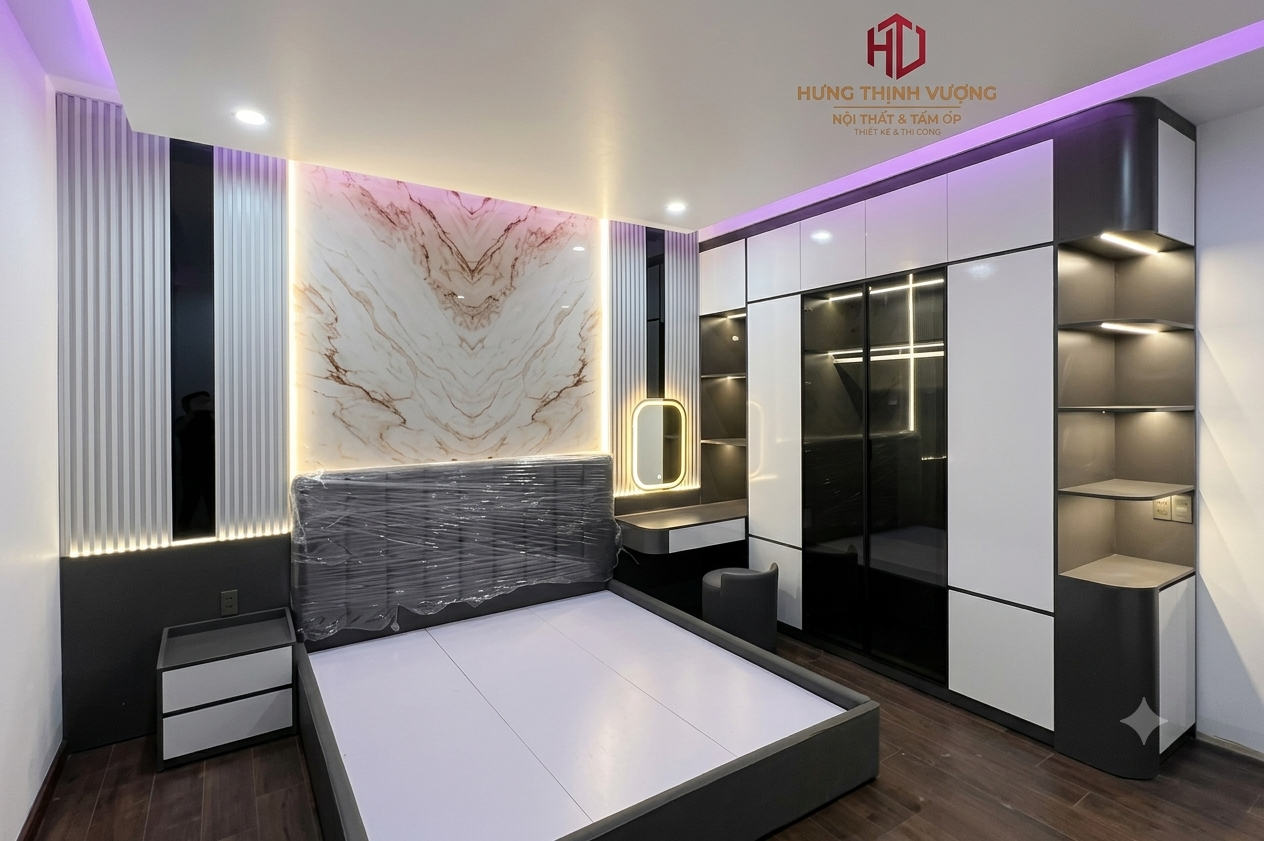 "Thiết kế phòng ngủ hiện đại với vách ốp Nano vân đá bóng gương bắt sáng cực tốt, tạo hiệu ứng studio livestream chuyên nghiệp do Hưng Thịnh Vượng thi công."