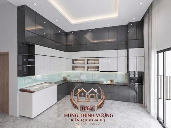 Kỹ thuật viên thi công ốp tấm nhựa nano trực tiếp lên tường bếp cũ