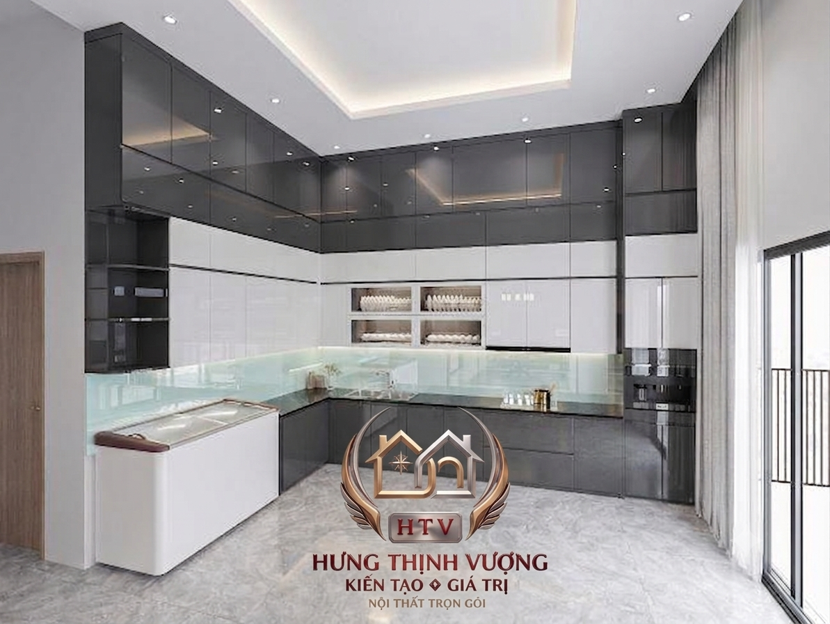 Kỹ thuật viên thi công ốp tấm nhựa nano trực tiếp lên tường bếp cũ
